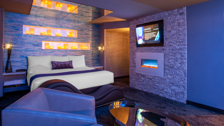 Photo de loveroom avec télévision